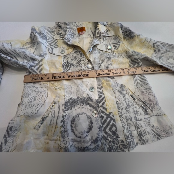 RUBY ROAD LIGHTWEIGHT JACKET. SIZE 8 PETITE. GRAYS/YELLOW/WHITE
RAYON/LINEN - Picture 2 of 8